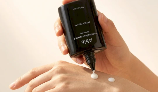 Protecția solară zilnică: tot ce trebuie să știi despre filtrele chimice și fizice