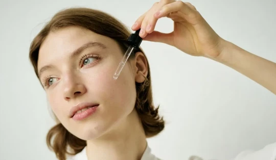Retinol vs. retinal vs. bakuchiol: ghid complet de reintroducere a retinoizilor toamna 